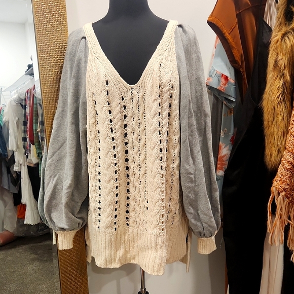 Free People Sweaters - 🔥Free People🔥 Elegant Cream and Gray Women's Sweater